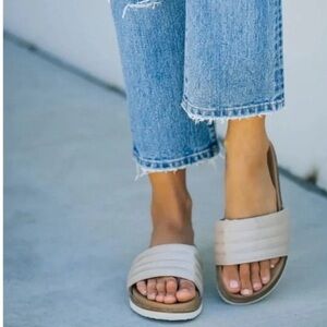 OASIS SOCIETY Suns Out Slide Sandals in Taupe Size 9